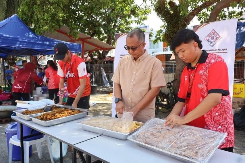 Pengagihan makanan di luar kampus