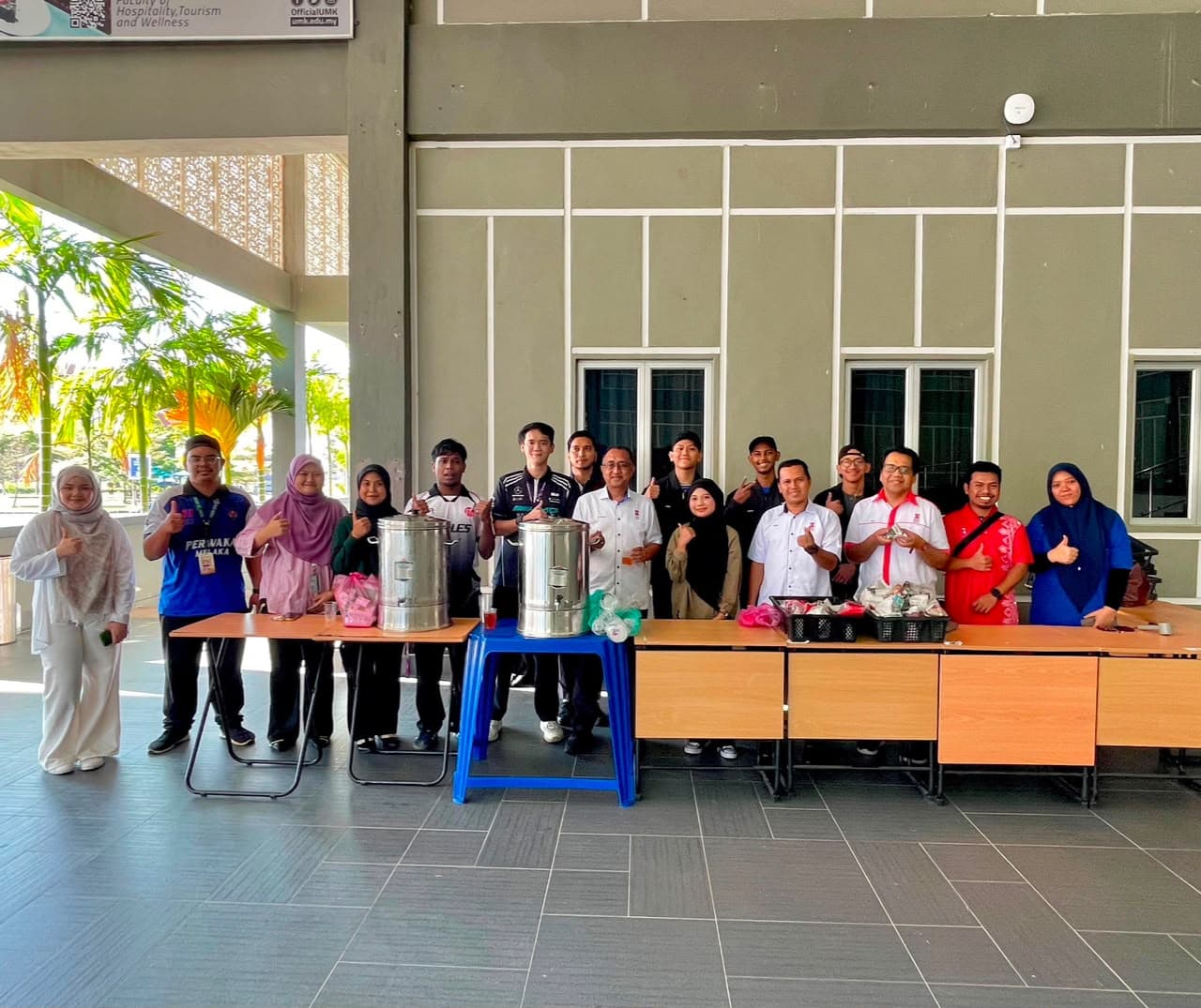 Acara kongsi rezeki bersama pelajar dan staf